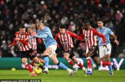 组图：英超曼城0-0桑德兰 哈兰德带球突破